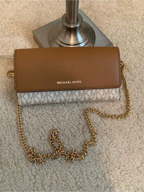 MICHAEL KORS Tan and Cream Signature Crossbody Wallet with Gold Chain